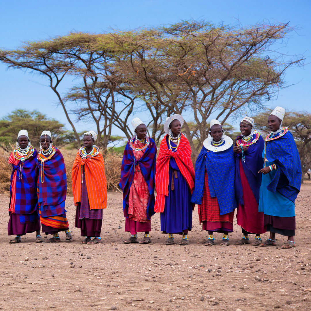 Mulheres Maasai em trajes tradicionais coloridos